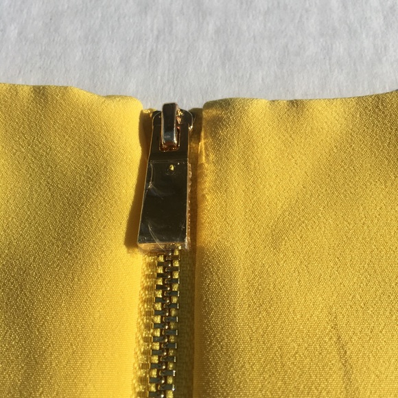 Vince Camuto yellow top, gold grommets medium - Picture 7 of 8